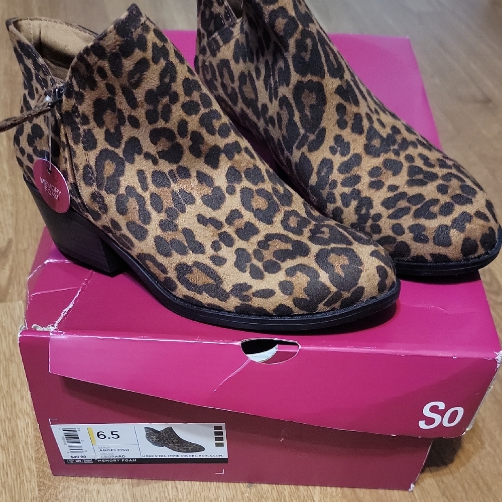 Leopard Cheetah Chelsea Boots Size 6.5